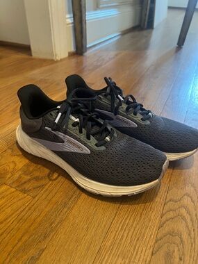 Brooks Black Running Sneakers with White Soles and Purple Accents
